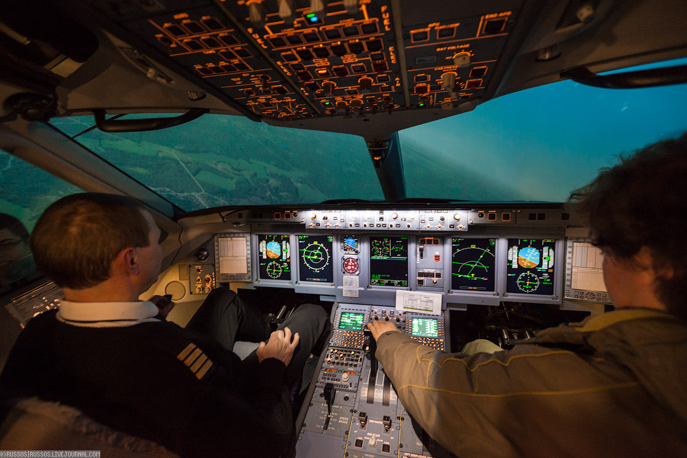Sukhoi Superjet 100 — лекция около самолета и в кресле пилота