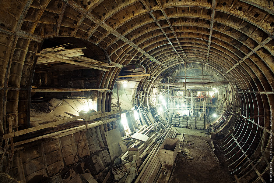 Достоевская, классический метрострой (c) www.metro.ru, Russos, 2010