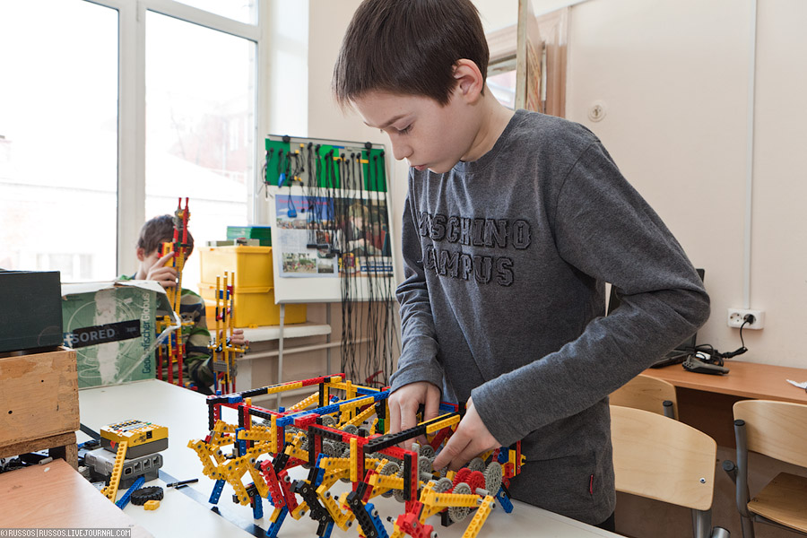 «Школа» Лего-роботов (c) Russos, 2011