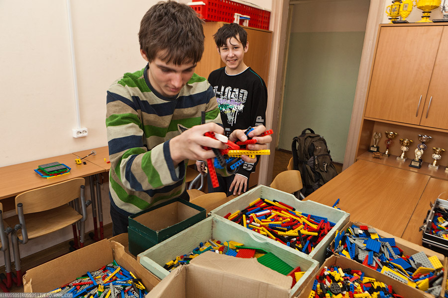 «Школа» Лего-роботов (c) Russos, 2011