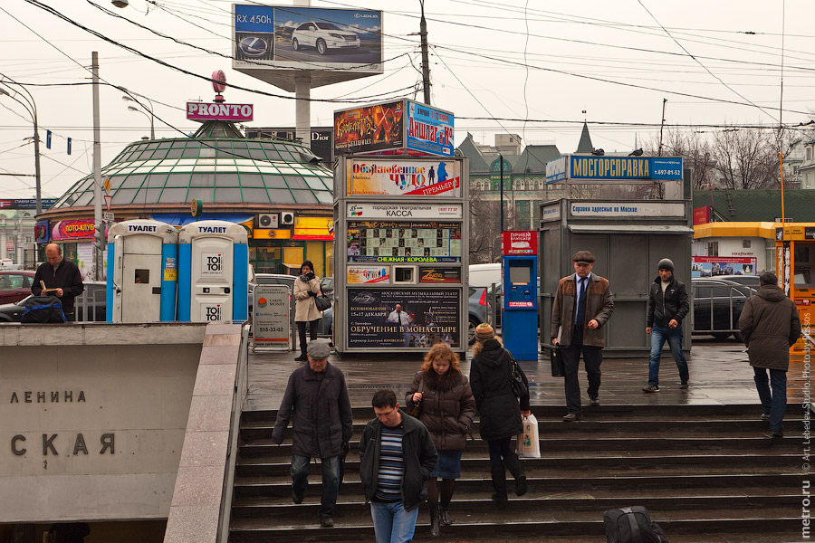 Торговые палатки около вестибюлей метро (c) www.metro.ru, Russos, 2010