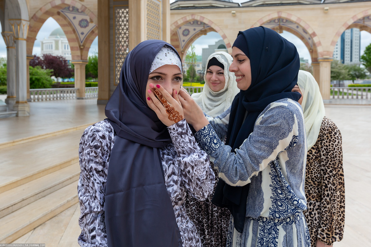 Как одеваться в грозном. Грозный 2022 город. Мечеть сердце Чечни туристы. Женщины в мечети. Чеченские женщины.